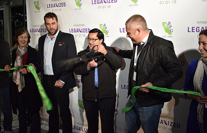 Dân California xếp hàng trắng đêm đầu năm mới để mua cần sa